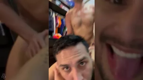 Max scopa un latino tatuato