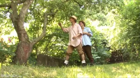 Twinks gays gozam na floresta