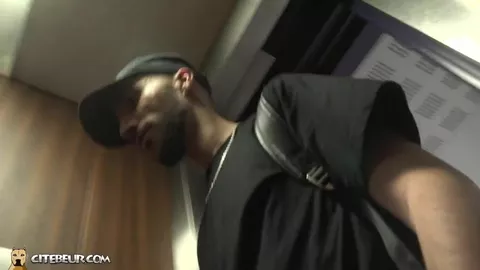 Árabe sumiso ante su thug