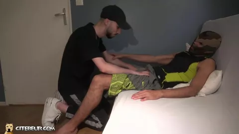 Árabe sumiso ante su thug