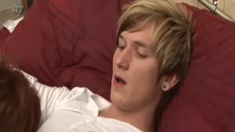 Twink loiro magrinho com rola grande – Jaymie Brooks & Tristan Blake