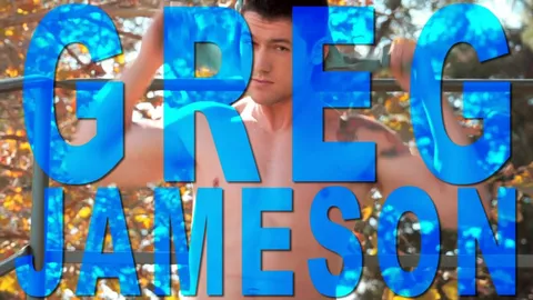 Greg Jameson mostra seu pau duro furioso