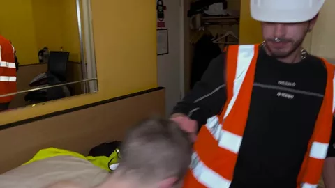 Dois colegas de trabalho drenam seus paus