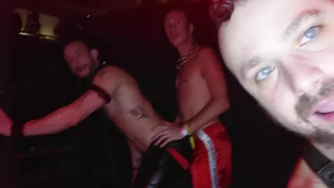 Baise bareback dans un backroom devant des gens