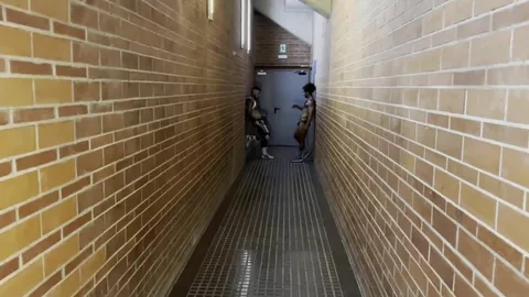 Défonce hard dans le couloir