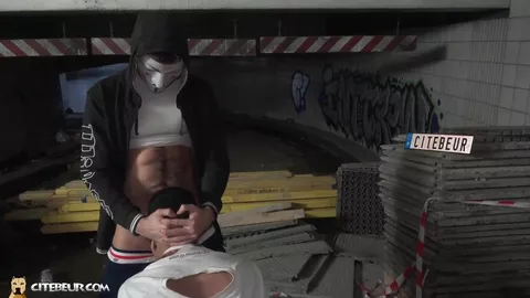 Aladin svuota i suoi amici di quartiere