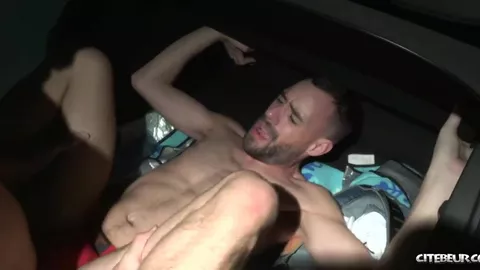 Encharcado de porra no estacionamento subterrâneo