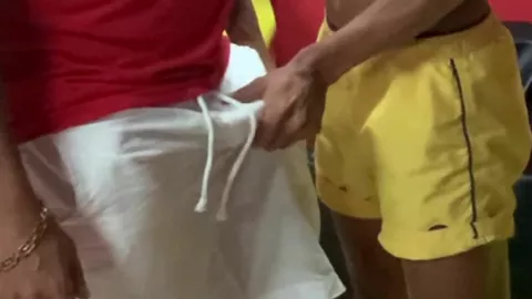 Jovencito preñado en una backroom