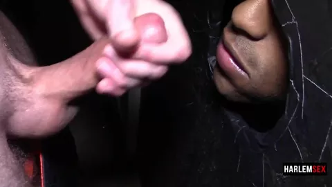 Una sborra in faccia ai gloryhole