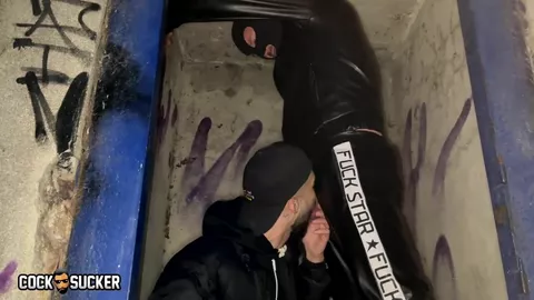 Grosses couilles pleins pour suceur de queue