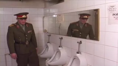 Plan sexe dans les toilettes de l'hôtel
