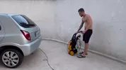 Mi primo hermano vino de visita y le pedí ayuda para lavar el coche