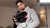 Il cameraman tira fuori il cazzo per scopare gli attori hard – Lucan Heart, Andre Cruise & David Dimaggio
