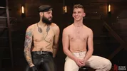 Le domi en cuir Richard baise le minet Jack Waters
