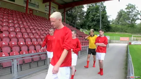 Orgie junger Fußballer in der Umkleide