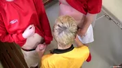 Orgie junger Fußballer in der Umkleide