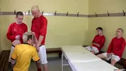 Orgie junger Fußballer in der Umkleide