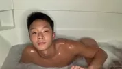 Jeune asiatique de 18 ans se branle dans son bain