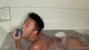 Jeune asiatique de 18 ans se branle dans son bain