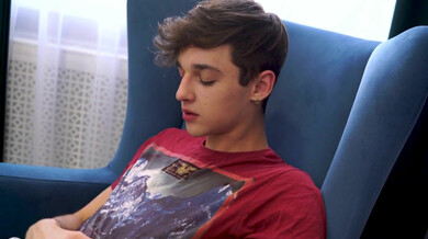 Jeune footeux mignon se masturbe