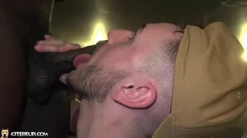 Fa un pompino a un caraibico nel suo garage