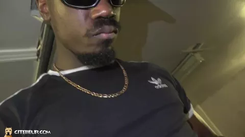 Il suce un Antillais dans son garage