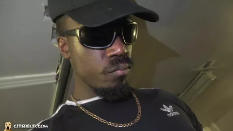 Fa un pompino a un caraibico nel suo garage