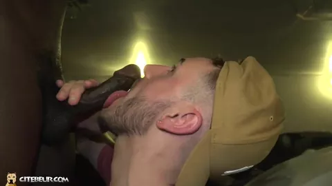 Fa un pompino a un caraibico nel suo garage