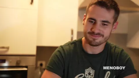 Su compi se lo folla en la ducha