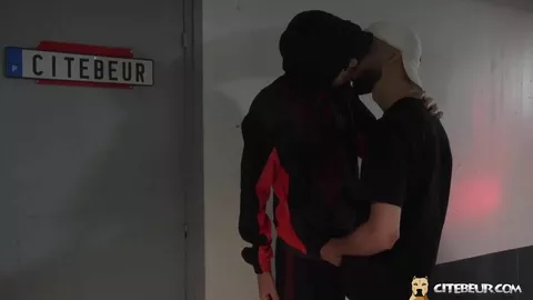 Um thug arrebenta a bunda dele no estacionamento subterrâneo