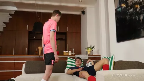 Finn Harper enciende a su compañero de piso Liam Miller