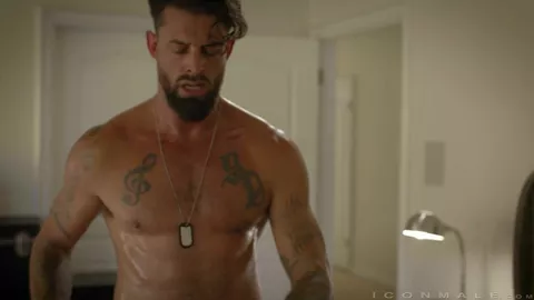 Un homme en uniforme – Michael Boston & Alpha Wolfe
