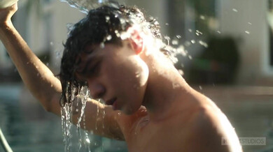 Sam Ledger wichst im Pool