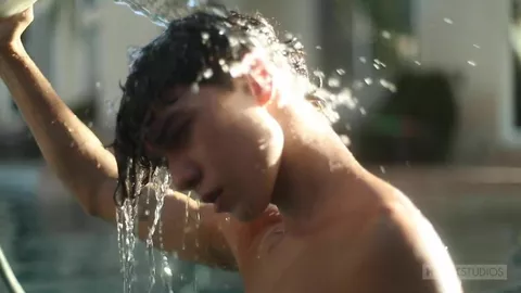 Sam Ledger se masturbe dans la piscine