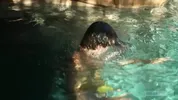 Sam Ledger se masturba na piscina