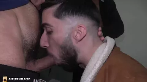 Gavé au sperme par deux maghrébins dans un parking parisien