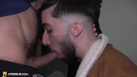 Gavé au sperme par deux maghrébins dans un parking parisien