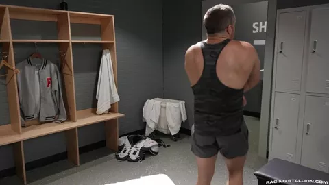 Baise haletante aux vestiaires - Drew Valentino & Colby Melvin