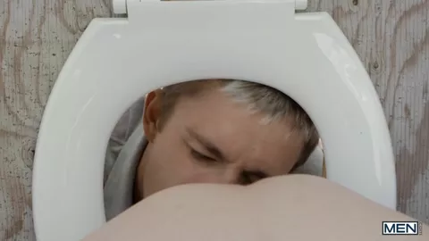 Surprise aux toilettes – Theo Brady, Edward Terrant, Leo Louis & Jordan Lake