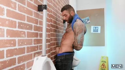 The Men’s Room: Mictório humano – Edward Terrant & Johnny Donovan & Tony D’Angelo