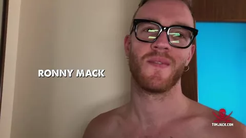 Ronny Mack se pajea frente al espejo