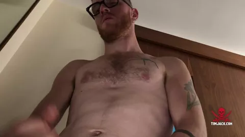 Ronny Mack se pajea frente al espejo