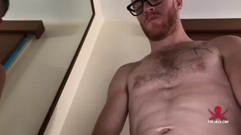 Ronny Mack se branle devant son miroir