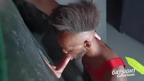 Chico negro pequeño, bien sumiso