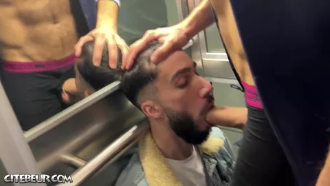 Gavé de jus dans l'ascenseur