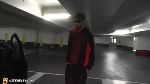 Arabo svuotato in un parcheggio sotterraneo