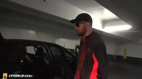 Árabe vaciado en un parking subterráneo