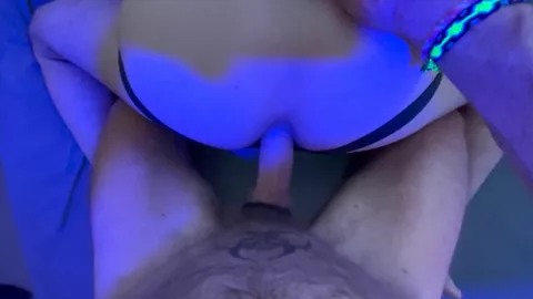 Junger Mann wird von einem dreckigen Top gefickt