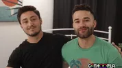 L'actif Gio Givanni plonge sa queue dans les fesses charnues de Jaxon Valors