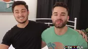 L'actif Gio Givanni plonge sa queue dans les fesses charnues de Jaxon Valors
